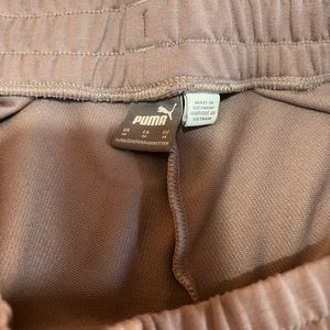 WOMEN’S MEDIUM PUMA SWEAT PANTS IN PINK.